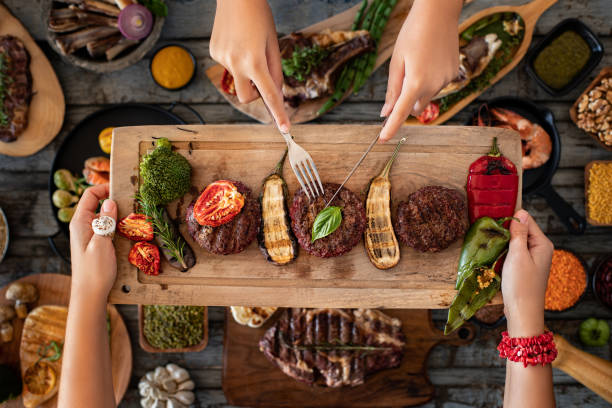 Cómo organizar una parrillada; imagen de manos representando una gran parrillada