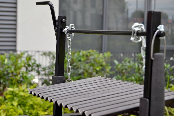 Grill; acercamiento a los tubos laterales de un modelo de asador.