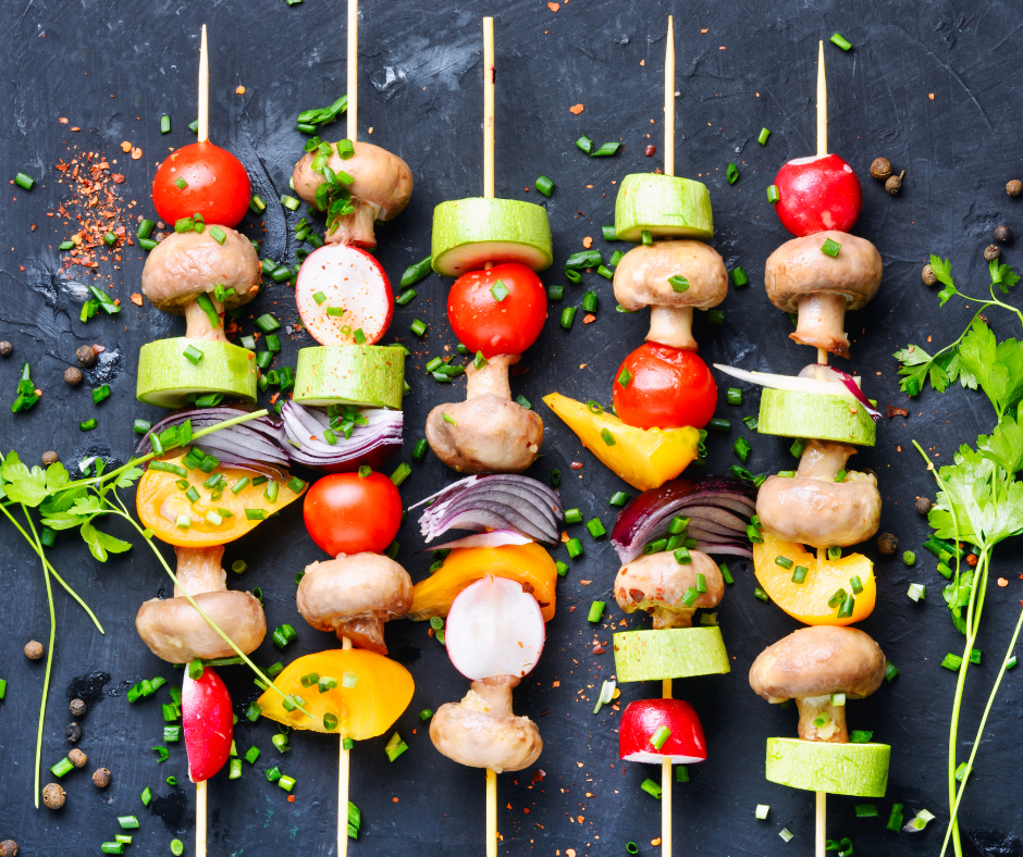 Parrilladas sin carne; varias banderillas de solo vegetales hechas a la parrilla