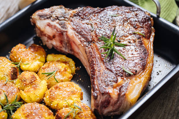 Recetas de carne; acercamiento a un trozo de carne cocinado a la perfección